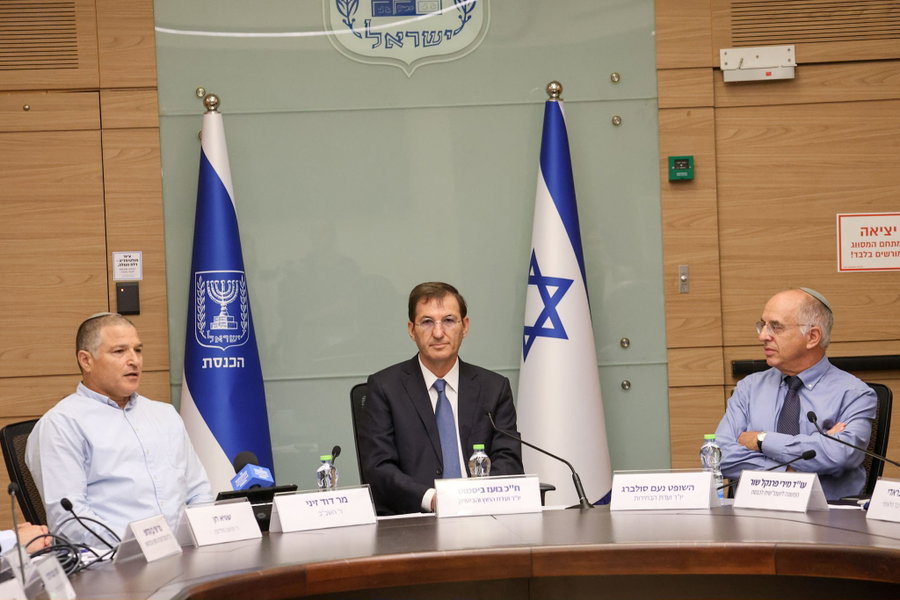 זיני, ביסמוט וסולברג בדיון