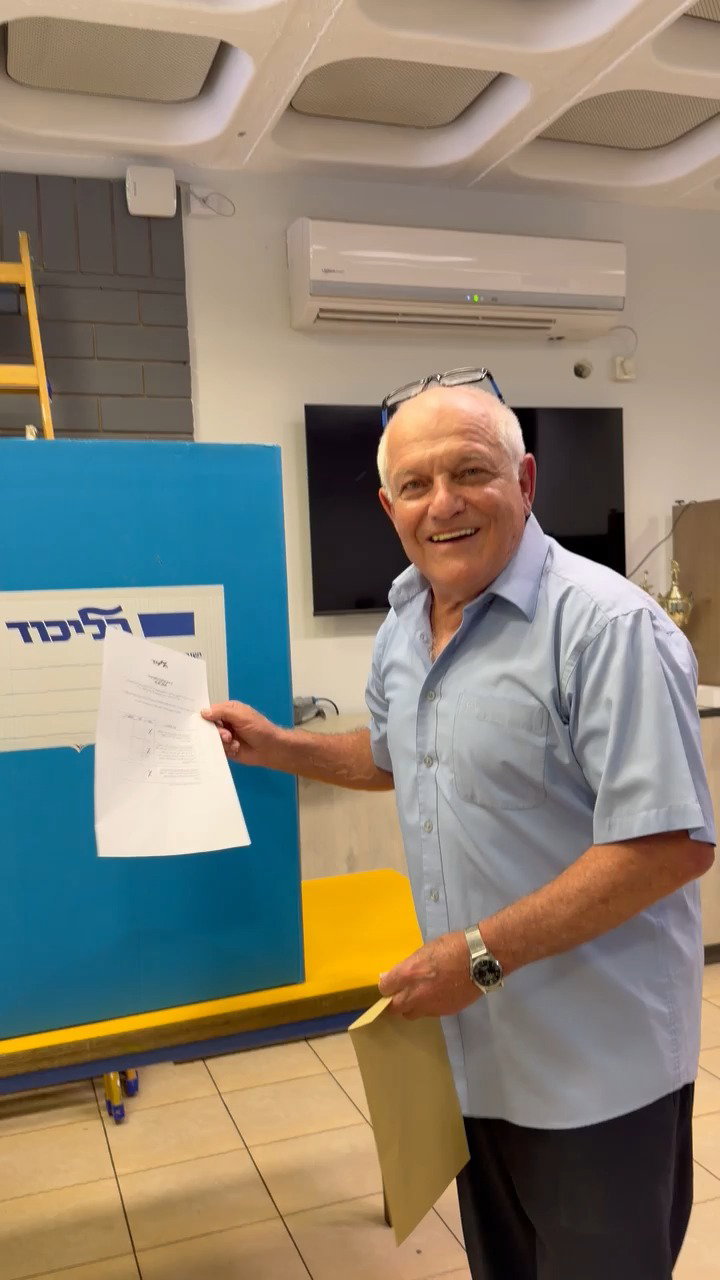 השר חיים כץ מצביע בוועידת הליכוד בפתח תקווה: "אנחנו תומכים בהצעות של ראש התנועה שלנו"