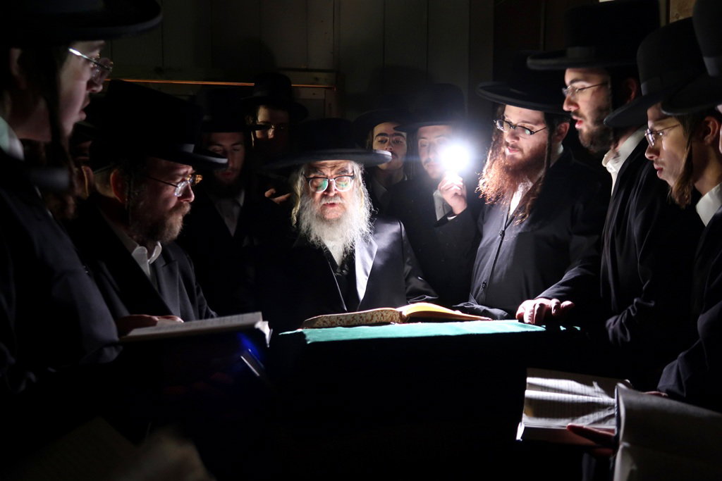 מוצאי תשעה באב אצל האדמו"ר מסאטמר בניו העמשיר