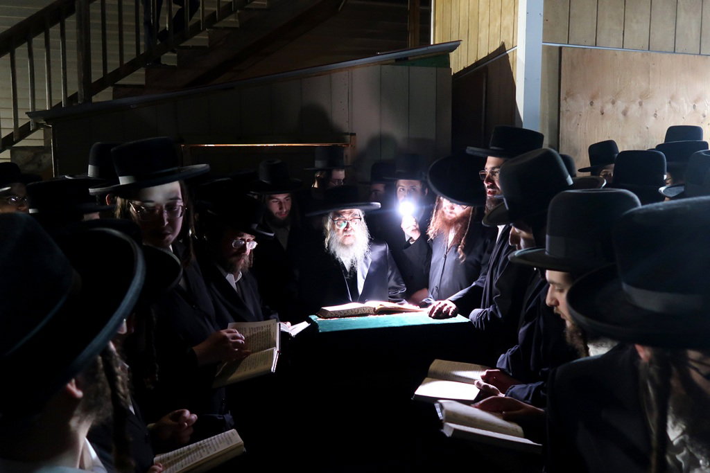 מוצאי תשעה באב אצל האדמו"ר מסאטמר בניו העמשיר
