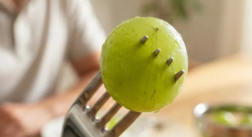 החייאה על תינוקת בת 3 שנחנקה מענב בבית בשכונה החרדית בירושלים
