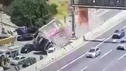 תיעוד דרמטי מהתהפכות המשאית | בין הפצועות - אחיינית של אחמד טיבי