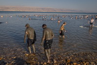 בין הזמנים בחוף הנפרד בים המלח