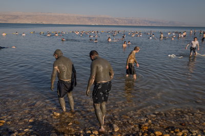 בין הזמנים בחוף הנפרד בים המלח