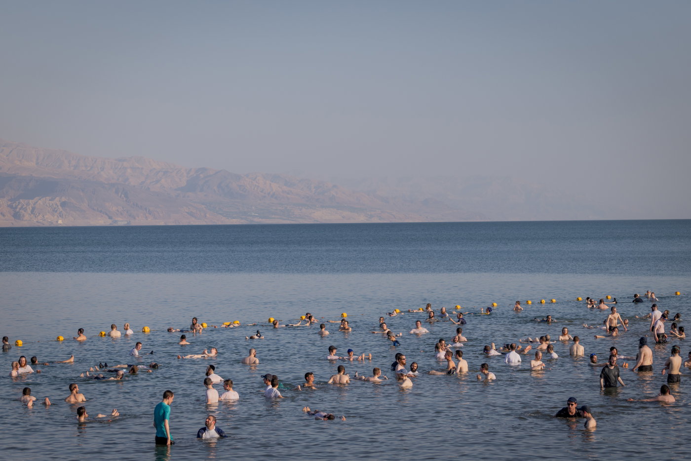 בין הזמנים בחוף הנפרד בים המלח