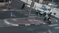נס מטורף: הילד חזר למעבר החצייה כדי להרים את הכיפה - והרכב עבר מעליו | צפו