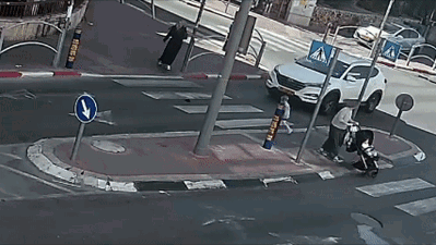 נס מטורף: הילד חזר למעבר החצייה כדי להרים את הכיפה - והרכב עבר מעליו | צפו