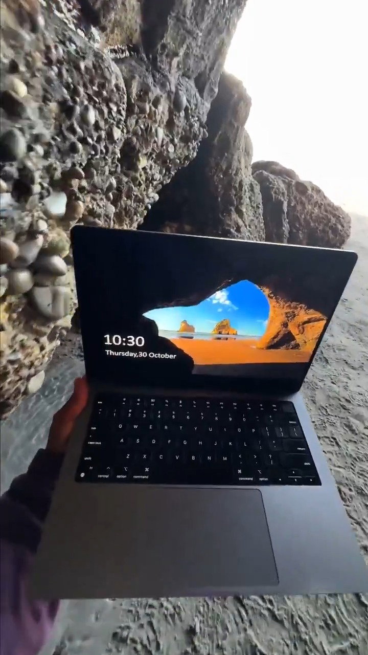 אישה יצאה לטיול וגילתה את הרקע של Windows במציאות