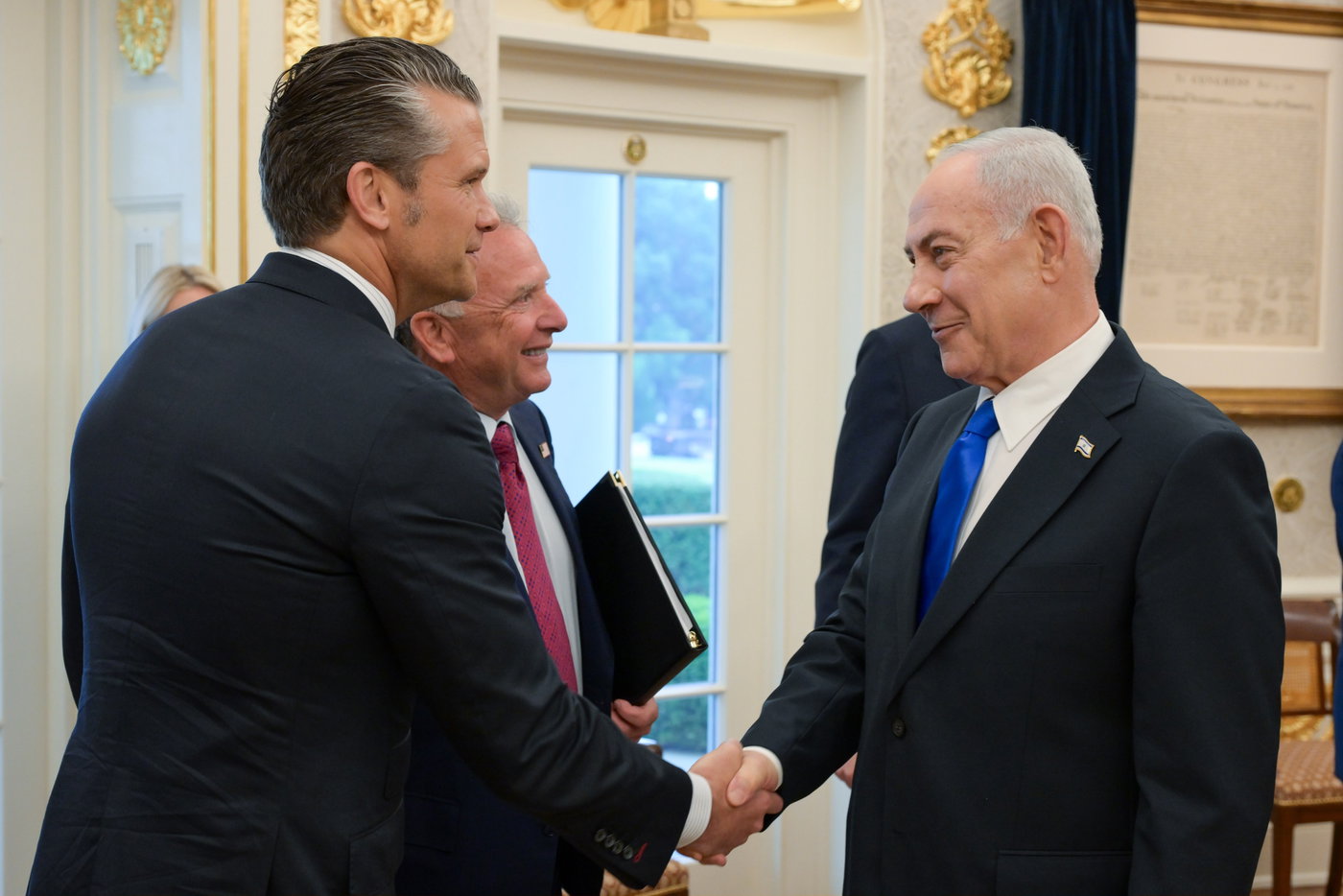 גלריה: כך נראים נתניהו וטראמפ בחדר הסגלגל - הפגישה הוגדרה כ"מצוינת" | אלו המשתתפים 