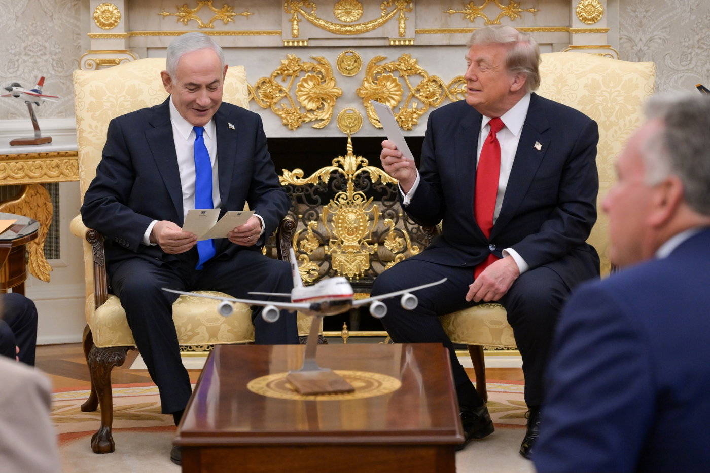 גלריה: כך נראים נתניהו וטראמפ בחדר הסגלגל - הפגישה הוגדרה כ"מצוינת" | אלו המשתתפים 