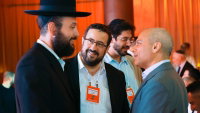 משה פרידמן מנכ״ל קמא-טק, יחד עם ידין ענתבי מנכ״ל בנק הפועלים ויזם הסייבר החרדי ישראל גורט, בוגר מאיץ הסטארטאפים של קמא-טק.