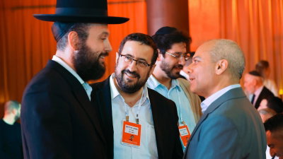 משה פרידמן מנכ״ל קמא-טק, יחד עם ידין ענתבי מנכ״ל בנק הפועלים ויזם הסייבר החרדי ישראל גורט, בוגר מאיץ הסטארטאפים של קמא-טק. 