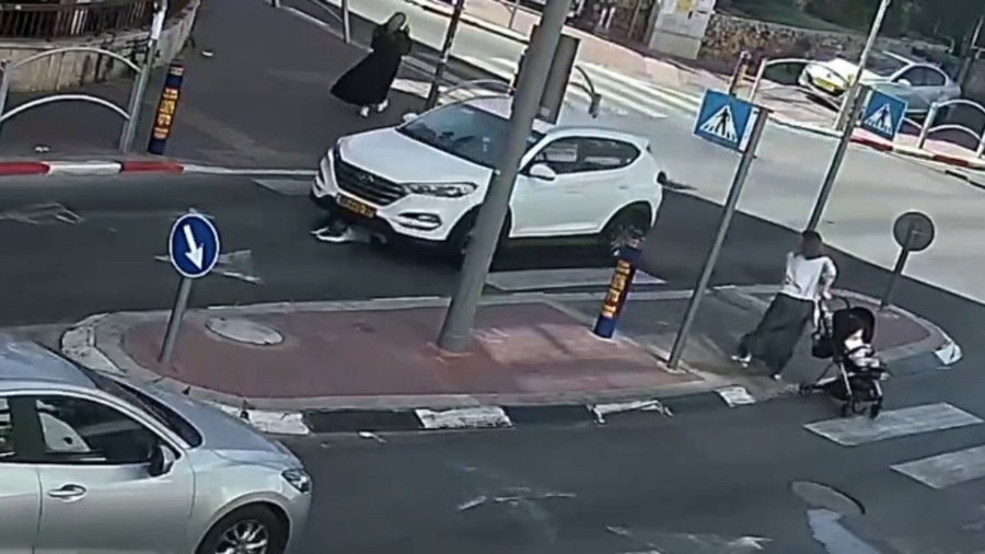הנס המטורף בבני ברק: הרכב עובר מעל הילד - והוא קם ללא פגע