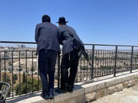 "דופקים על השמשות וקופצים לכביש": הסערה באולפן סביב תופעת הטרמפיסטים