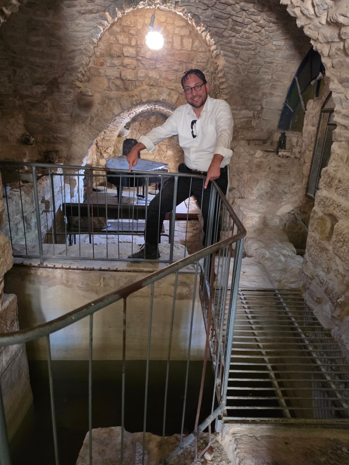 כותב השורות מצביע על מקווה טהרה מחומם יחיד שנמצא עד כה בצפת מתקופת האר"י