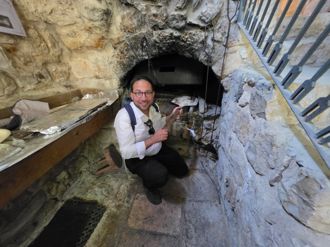 כותב השורות בהתרגשות ליד התנור שחימם מקווה טהרה מהמאה ה-16 בצפת