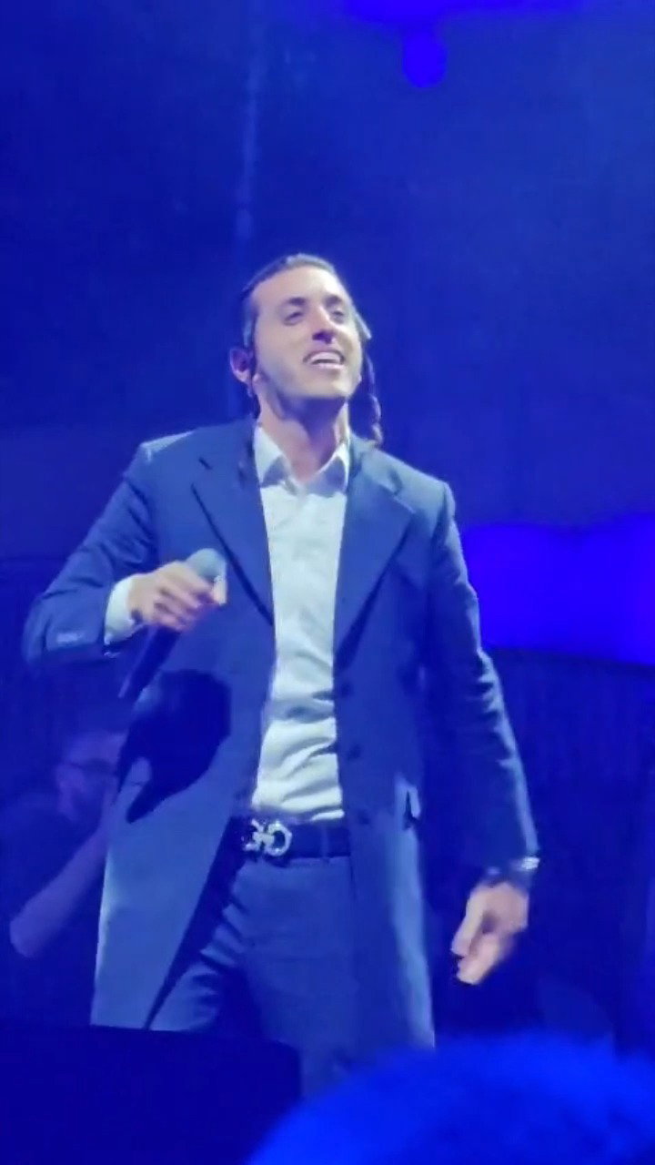 שמוליק סוכות שר עם האלפים