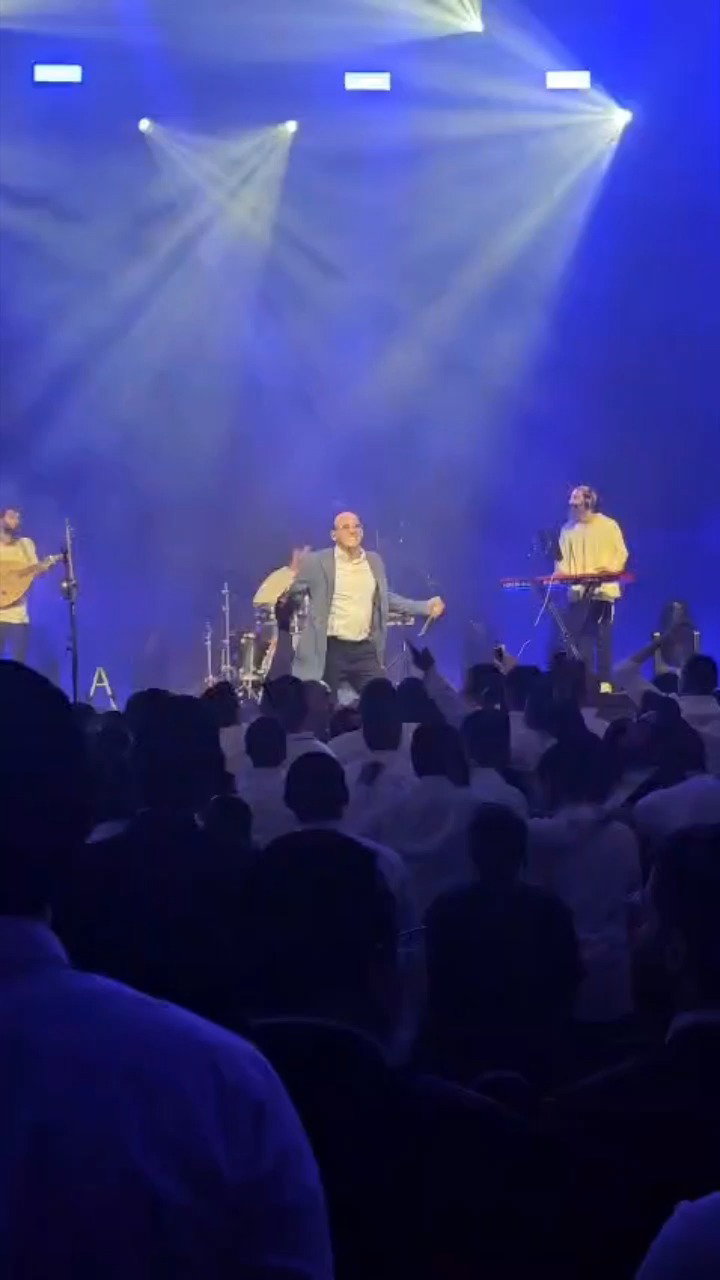 פיני איינהורן מקפיץ את הקהל