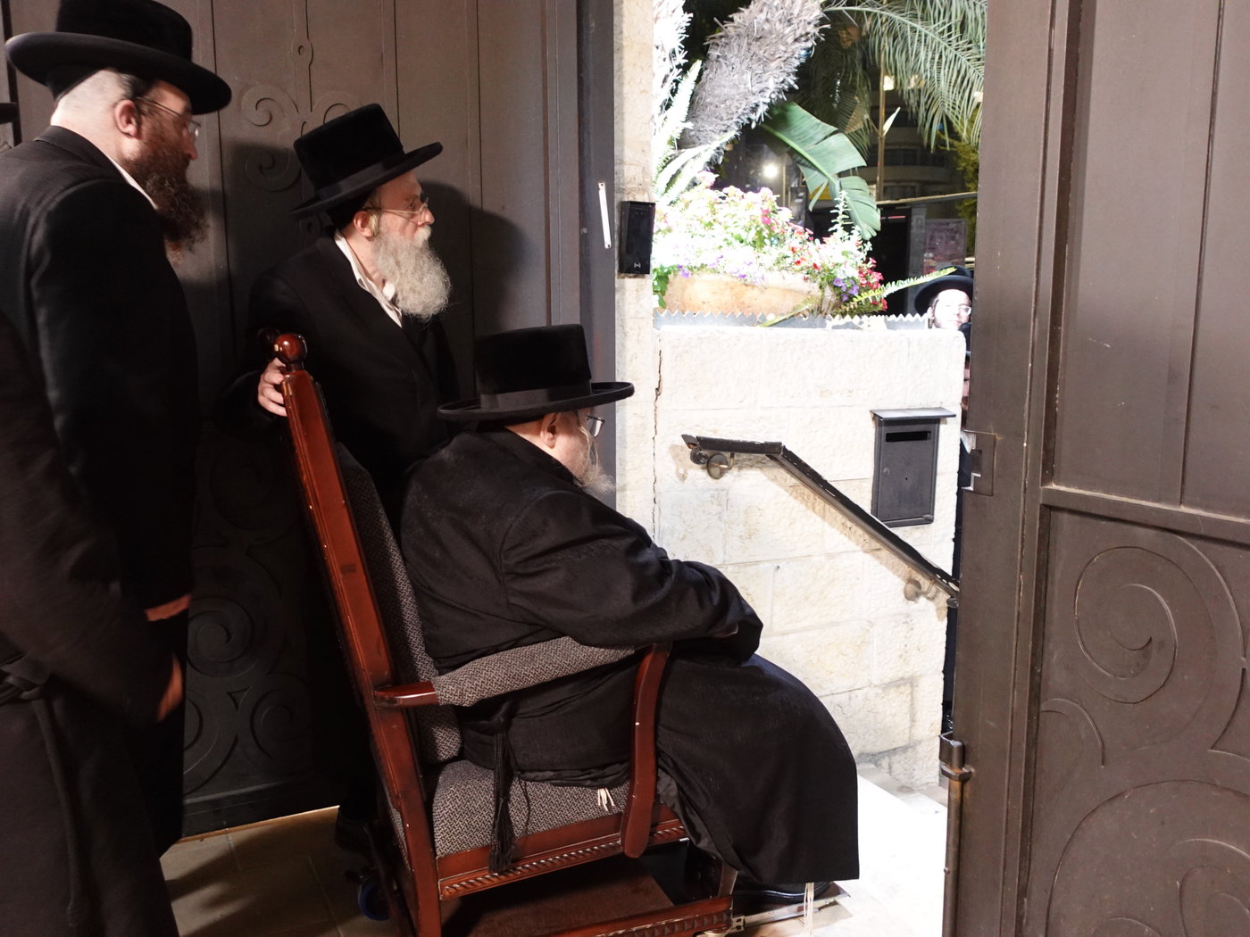 הרבי מבאלז בהלוויה של הר"ר יעקב אהרן פרבר ז"ל