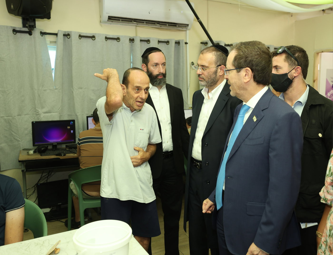 הנשיא בביקור ב'פרח ישראל' בראש העין