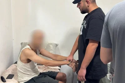 עם גופייה ואזיקים: החשוד בתקיפת בניין חדשות 12 נעצר, השאיר מכתב איומים