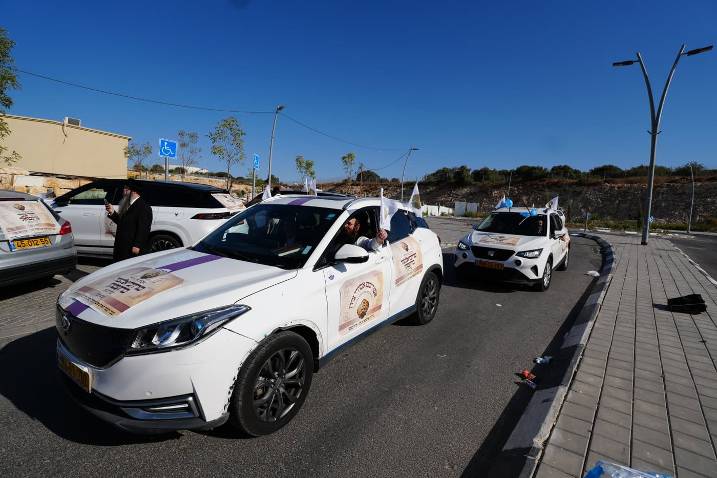 דגלים ועשרות כלי רכב: "שיירת התמיכה" לעשרות עצורי סולברג | צפו