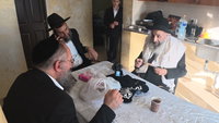  הגר"מ צדקה ביקר במקום הנופש של הפוסק הרב בנימין חותה במירון