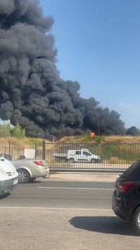"אי אפשר לנשום" | צרפת: מחסן חומרים כימיים עולה בלהבות - 30,000 איש בהסגר 