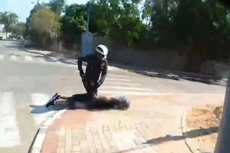 שוטר: "למה ברחת?" | הנהג הצעיר שנאזק על הרצפה: "סתם, מטומטם"