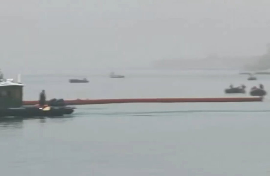 חומת הגבול החדשה של ספרד: שורת מצופי מים בגובה הברך (בקושי 50 ס"מ) המשתרעים לאורך 500 מטר