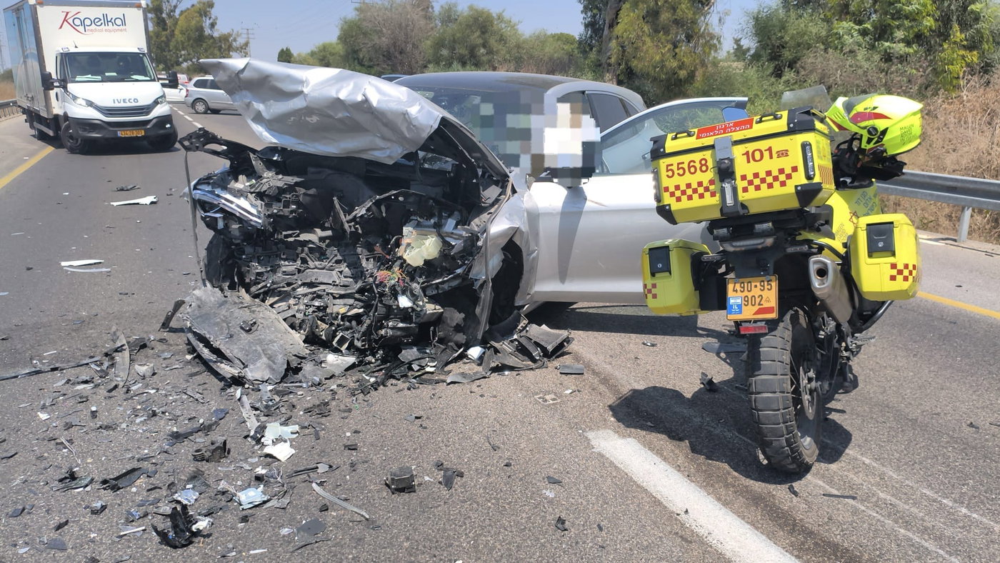 התנגשות קטלנית במרכז: הרכבים התרסקו באמצע הכביש, בן 40 נהרג