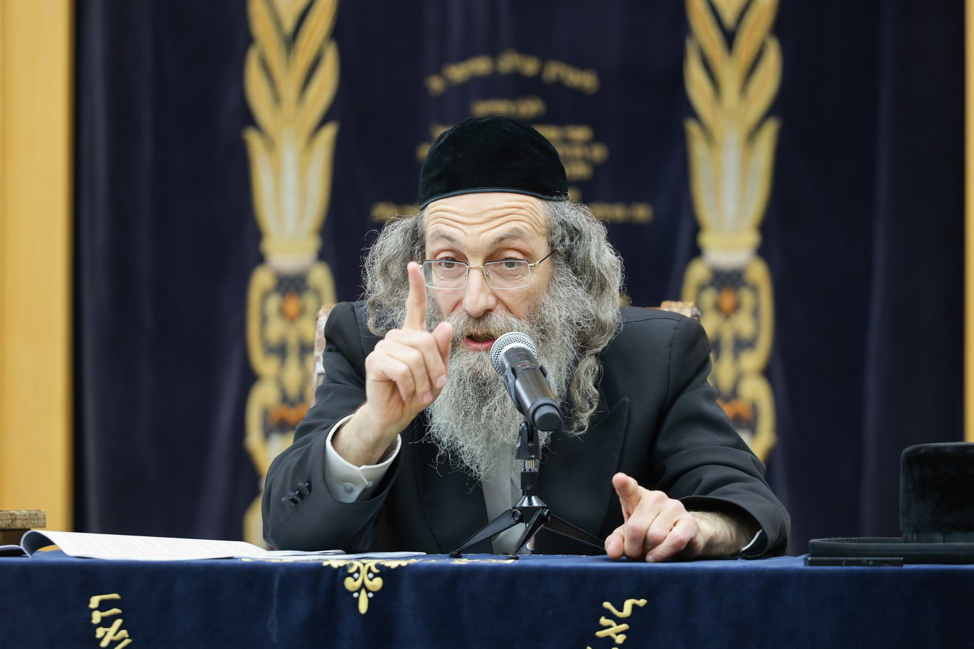 הרה"צ רבי אלימלך בידרמן בהתוועדות ליל שישי בחיפה