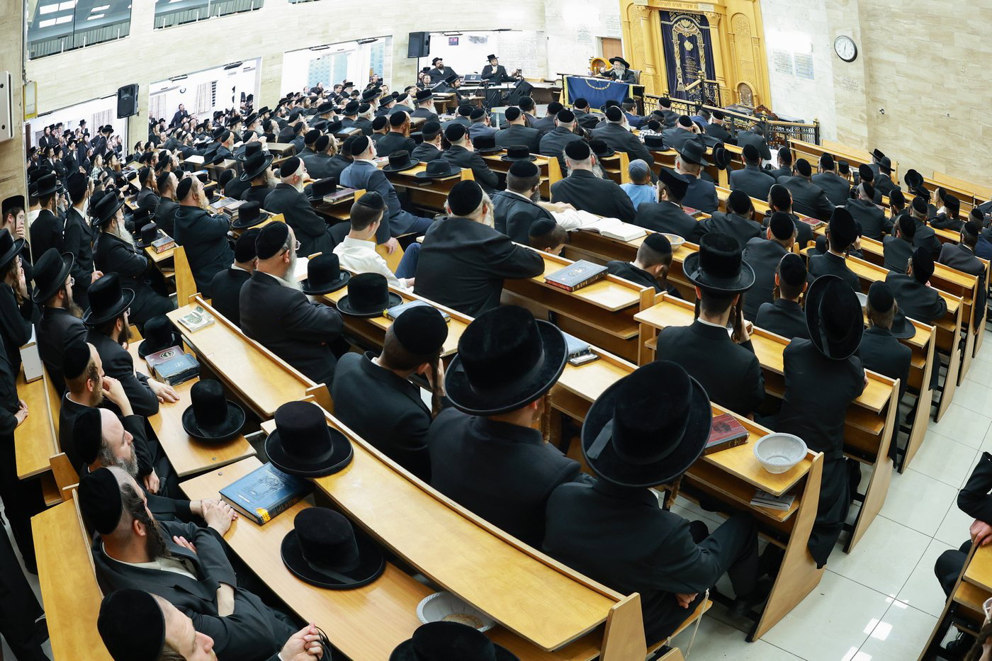 הרה"צ רבי אלימלך בידרמן בהתוועדות ליל שישי בחיפה