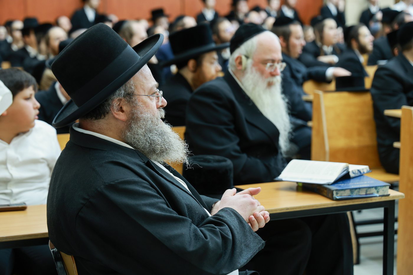 הרה"צ רבי אלימלך בידרמן בהתוועדות ליל שישי בחיפה
