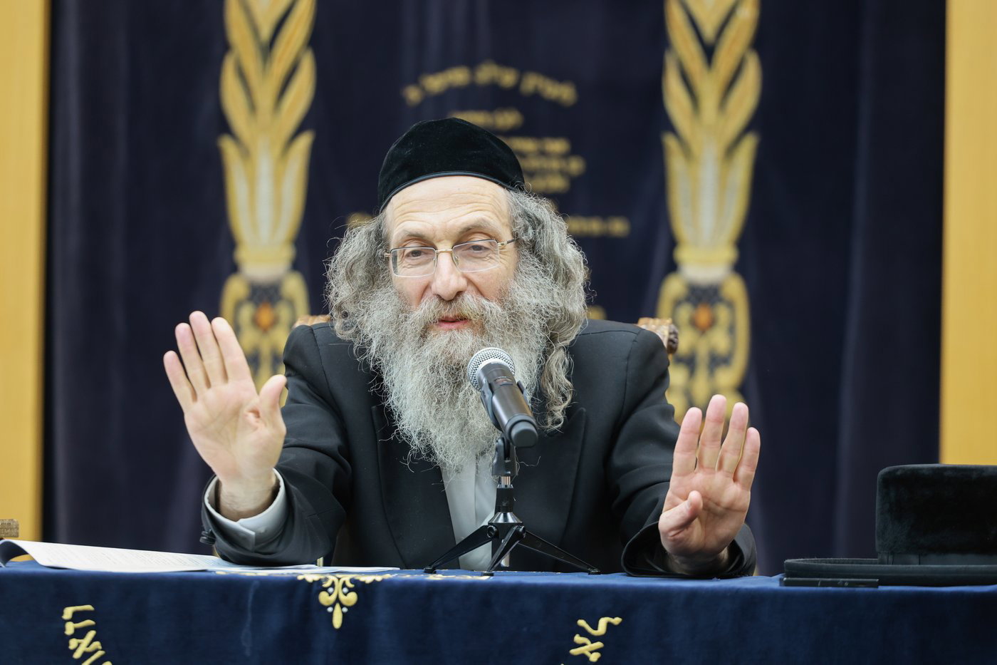 הרה"צ רבי אלימלך בידרמן בהתוועדות ליל שישי בחיפה