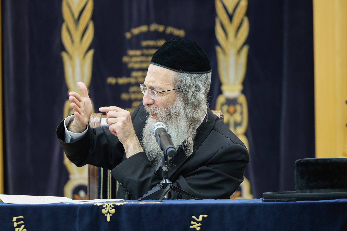 הרה"צ רבי אלימלך בידרמן בהתוועדות ליל שישי בחיפה