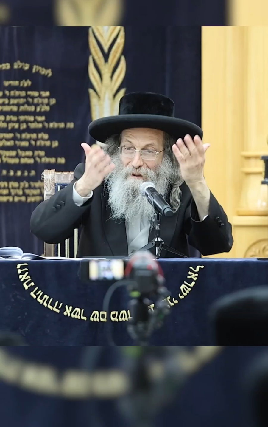 הרה"צ רבי אלימלך בידרמן בהתוועדות ליל שישי בחיפה