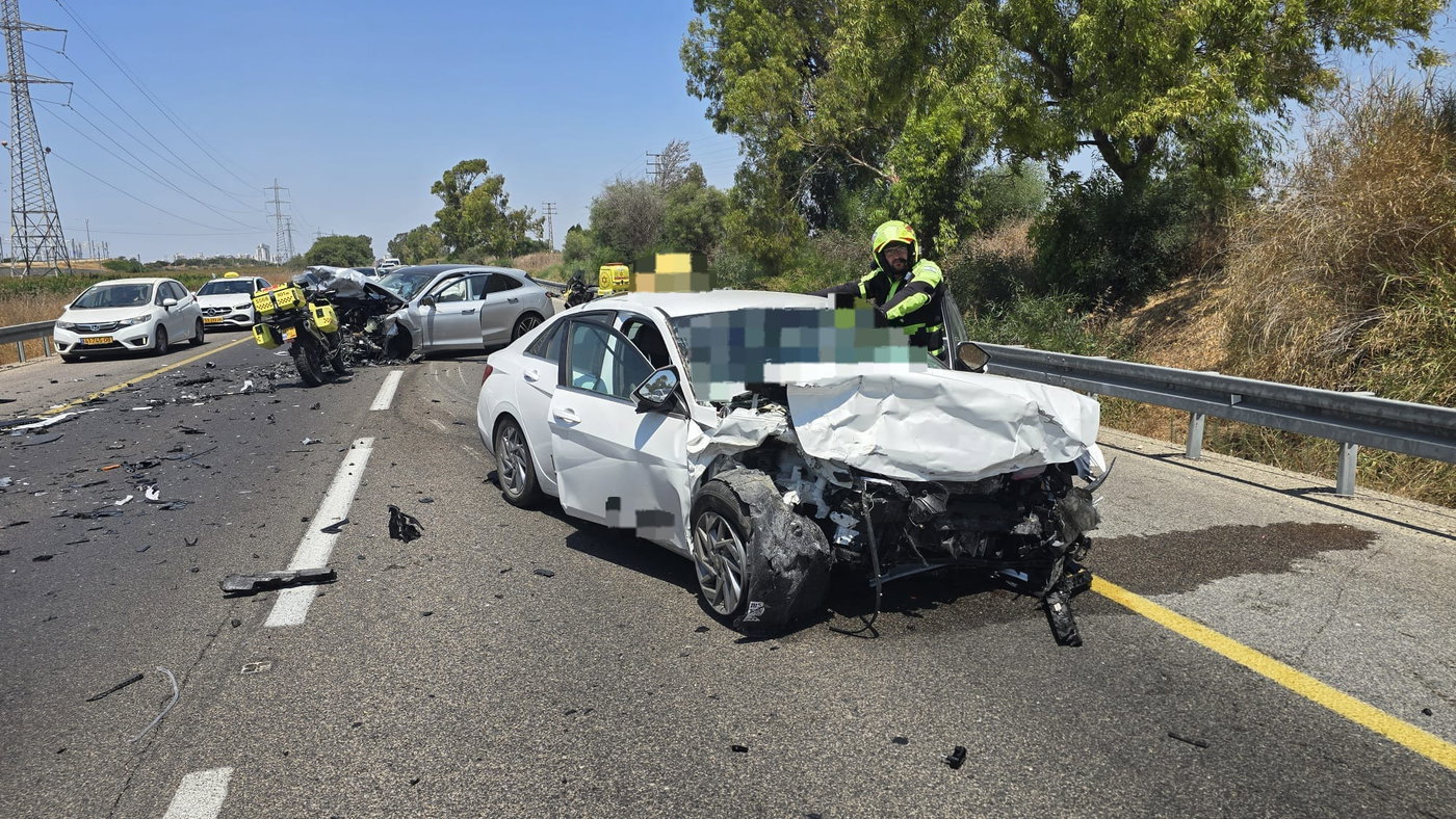 התנגשות קטלנית במרכז: הרכבים התרסקו באמצע הכביש, בן 40 נהרג