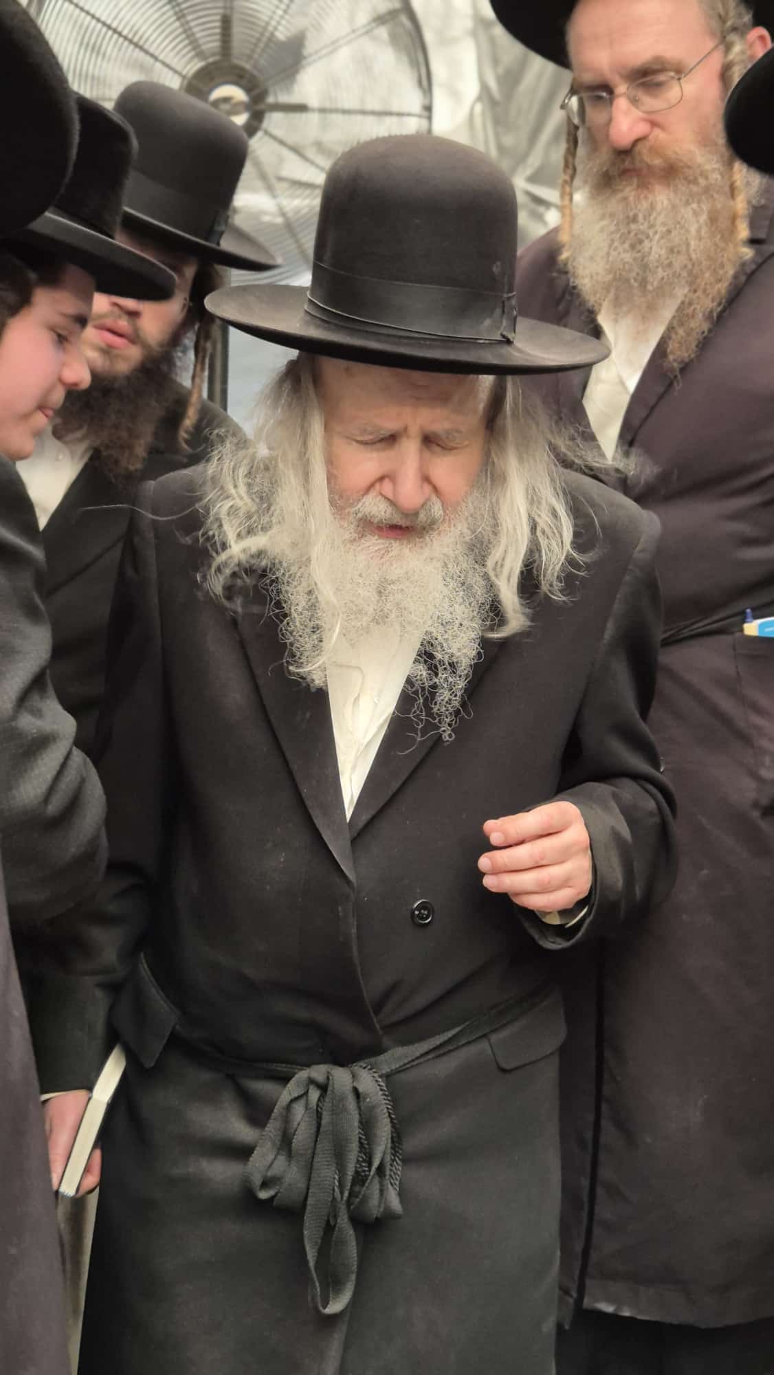 האדמו"ר מאמשינוב בתפילה בטבריה