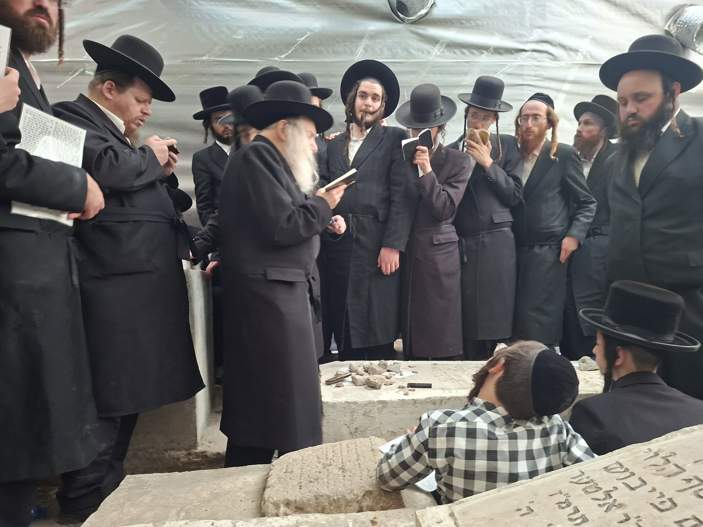 האדמו"ר מאמשינוב בתפילה בטבריה