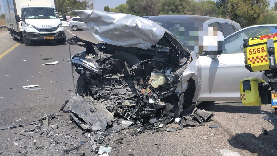 התנגשות קטלנית במרכז: הרכבים התרסקו באמצע הכביש, בן 40 נהרג