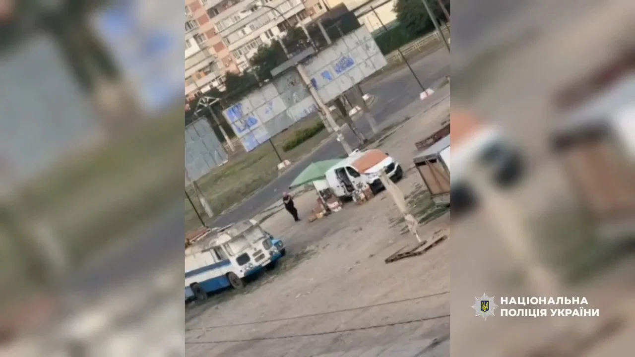 קשה לצפייה: רחפן רוסי רודף אחרי אזרח ברחובות חרסון ותוקף
