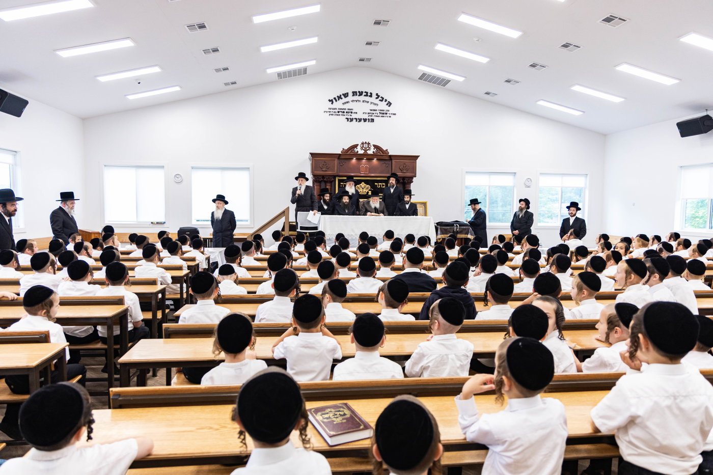 האדמו"ר מבאבוב בביקור במחנה שלווה