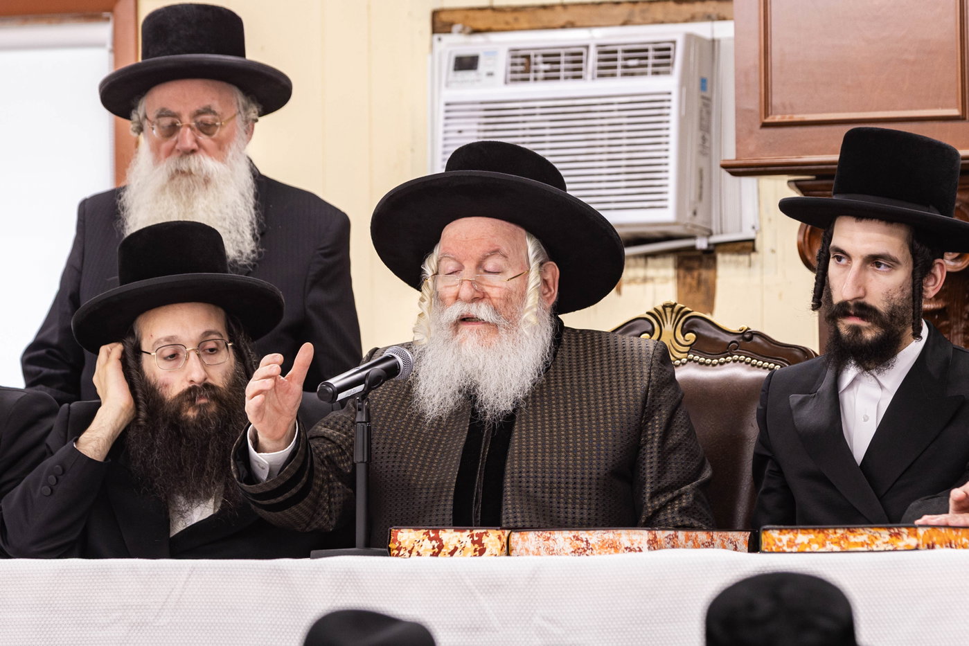 האדמו"ר מבאבוב בביקור במחנה שלווה