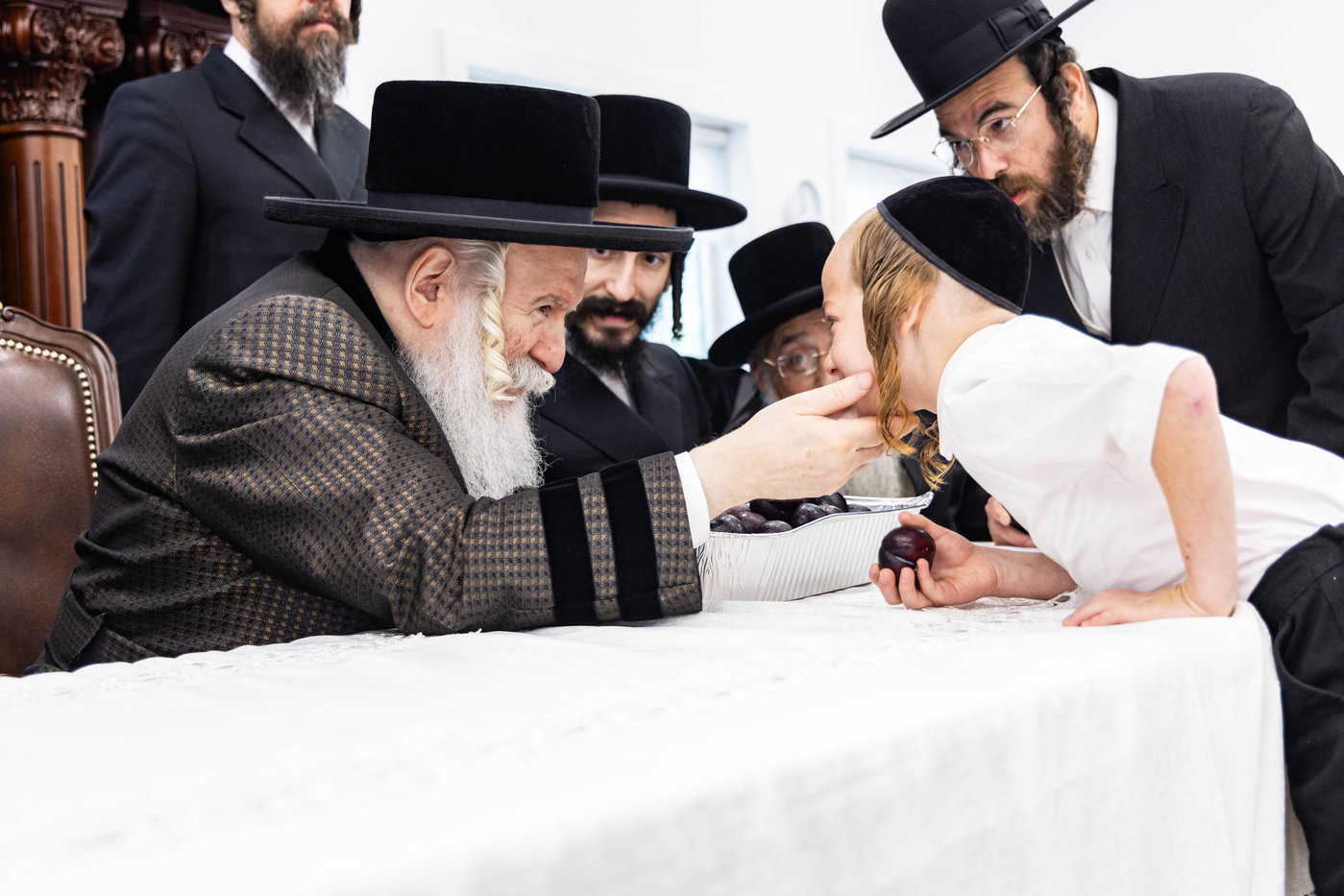 האדמו"ר מבאבוב בביקור במחנה שלווה