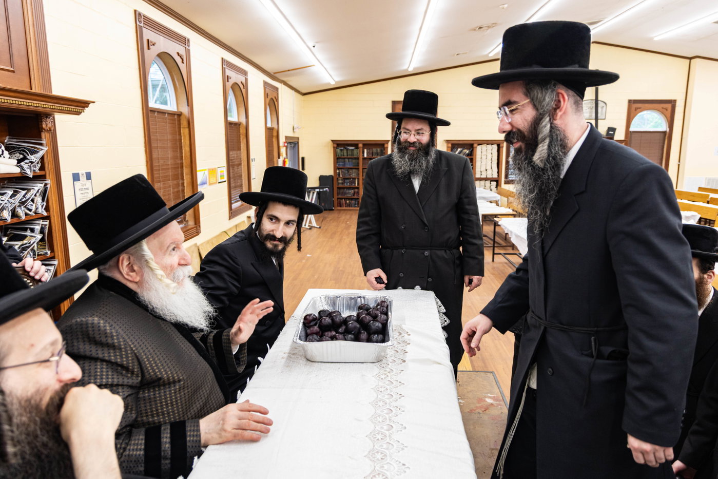 האדמו"ר מבאבוב בביקור במחנה שלווה