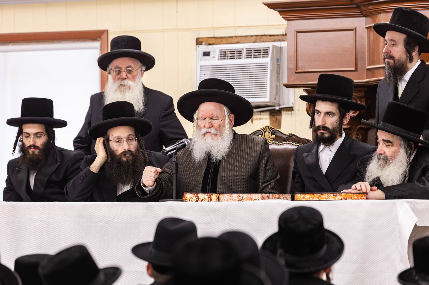 האדמו"ר מבאבוב בביקור במחנה שלווה