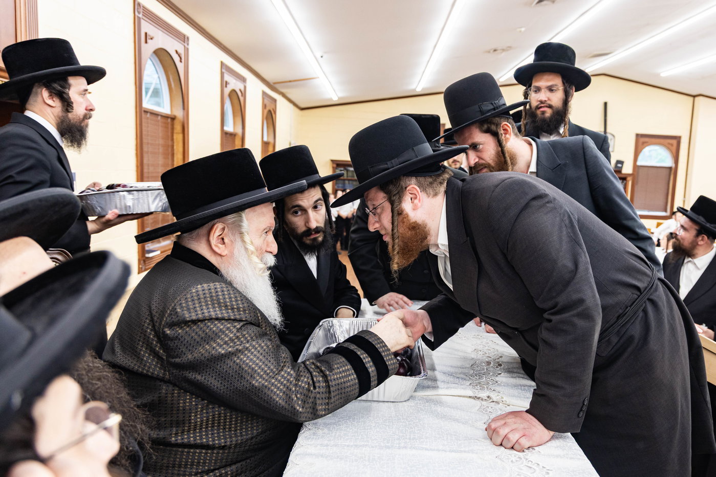 האדמו"ר מבאבוב בביקור במחנה שלווה