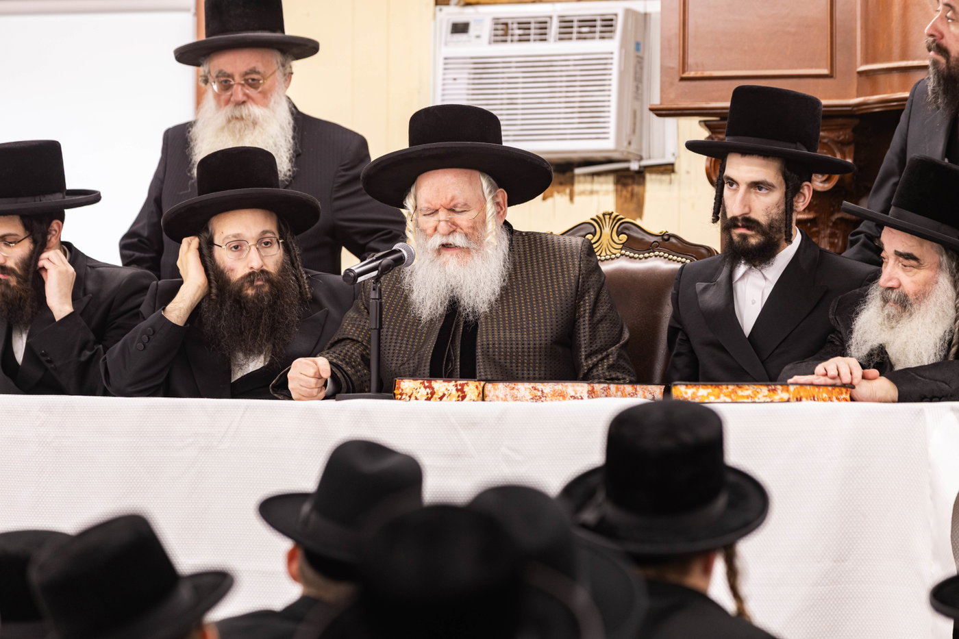 האדמו"ר מבאבוב בביקור במחנה שלווה
