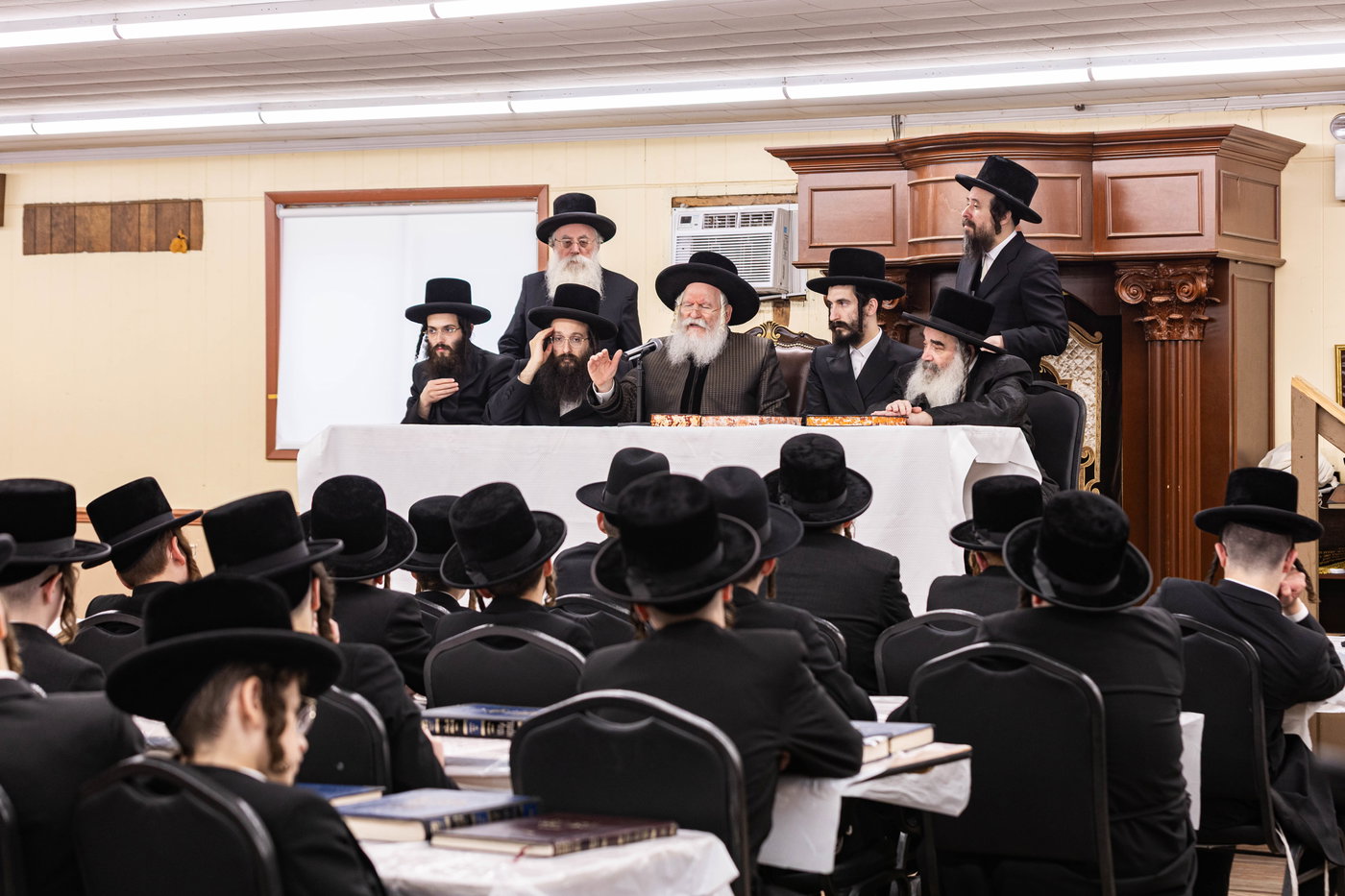האדמו"ר מבאבוב בביקור במחנה שלווה